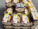 Plusieurs cartons de denrées alimentaires sont empilés sur une palette dans un entrepôt