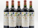 quatre bouteilles de vin rouge sont alignées sur une surface blanche