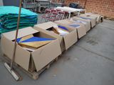 de nombreux cartons posés par terre près d'une table