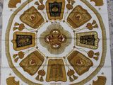 une photo d'une nappe ornée d'un motif doré et noir