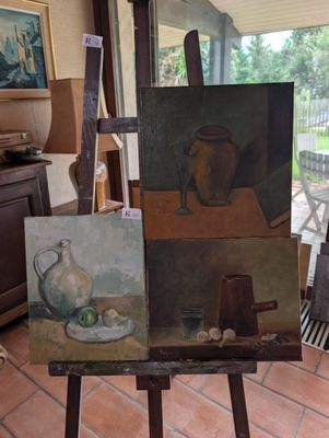un tableau posé sur un chevalet au milieu d'une pièce