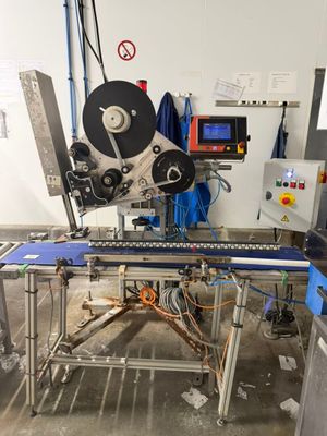 l'image d'une machine qui travaille sur une feuille de papier