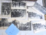 un lot de vieilles photos en noir et blanc sur une table