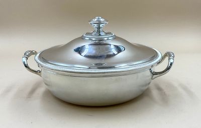 une cocotte en argent avec un couvercle posée sur une table