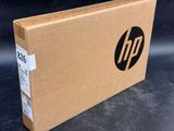 une boîte portant le logo HP, posée sur une table
