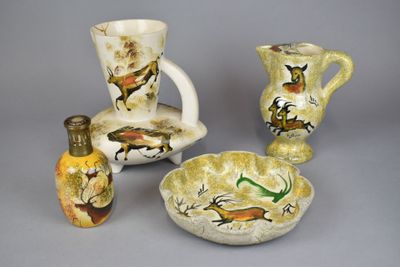 Réunion de quatre pièces en CÉRAMIQUES à décor des grottes d…