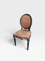 Suite de trois chaises en bois laqué noir, mouluré et sculpt… (photo 5)