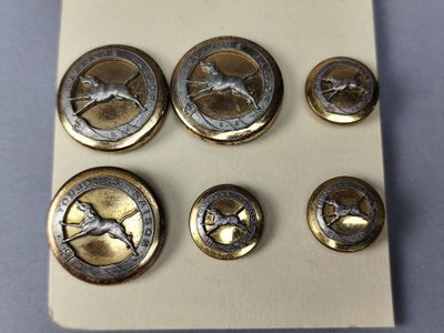 six boutons anciens en laiton ornés d'un chien et d'un oiseau