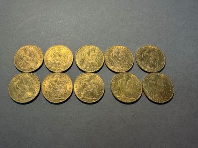 un tas de pièces d'or posé sur une table