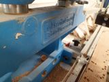 une machine qui travaille sur une pièce de bois