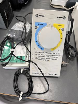 un panneau de commande posé sur un bureau, avec une souris et d'autres appareils électroniques