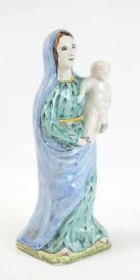 une figurine représentant une femme tenant un bébé dans ses bras