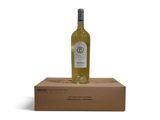 la bouteille de vin blanc est posée sur une boîte en carton