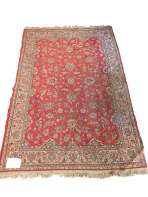 un tapis oriental sur fond blanc avec un fond rouge