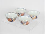 quatre petits bols ornés de motifs floraux, posés sur une surface claire