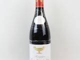 une bouteille de vin posée sur une table