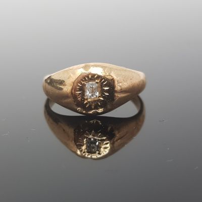 une image d'une bague en or avec un diamant au centre