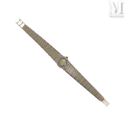 une image représentant une montre sur fond blanc, avec un fond blanc