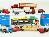 de nombreux camions miniatures alignés les uns à côté des autres sur la table