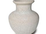 un vase blanc orné d'un motif craquelé