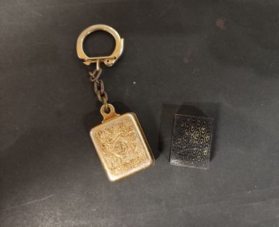 un petit porte-clés et un petit livre posés sur une table