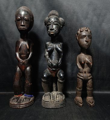 Lot de trois statuettes africaines en bois sculpté polychrome à figure - Photo 1