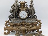 une horloge posée sur une table