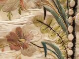 un gros plan sur un morceau de tissu orné de fleurs