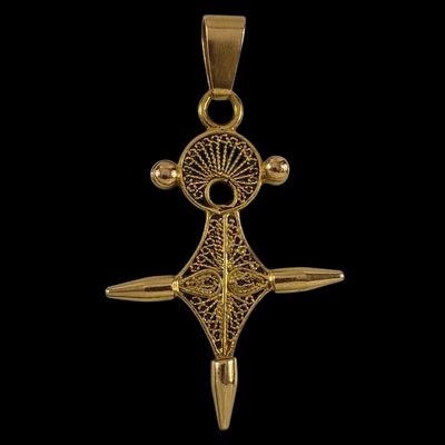 un pendentif en or orné d'une croix