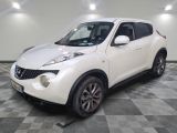 le suv nissan juke blanc est garé sur un sol en damier