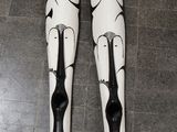 deux skis posés sur un sol carrelé
