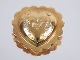 une broche en or en forme de cœur, sertie de diamants