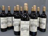 six bouteilles de vin sont alignées sur une table