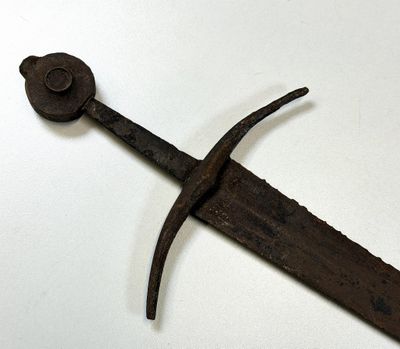 une très vieille épée posée sur une table