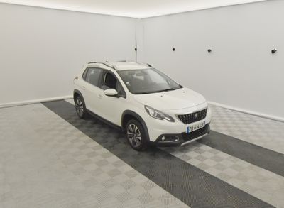 la voiture blanche est garée dans le garage sur le sol en damier