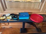 une table en verre sur laquelle se trouvent un bol rouge et un bol bleu