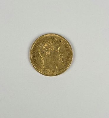 gros plan d'une pièce d'or sur une surface blanche
