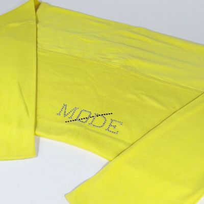 chemise jaune à manches longues sur laquelle figure le prénom d'une femme