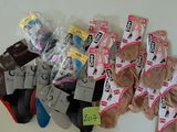 Plusieurs paires de chaussettes pour femmes sont posées sur une table, accompagnées d'une étiquette de prix.