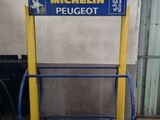 une charrette bleue et jaune avec une pancarte sur laquelle est écrit « Michel Peugeot »