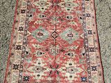 un tapis rouge et bleu posé par terre