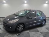 la voiture grise est garée dans le garage sur le sol en damier