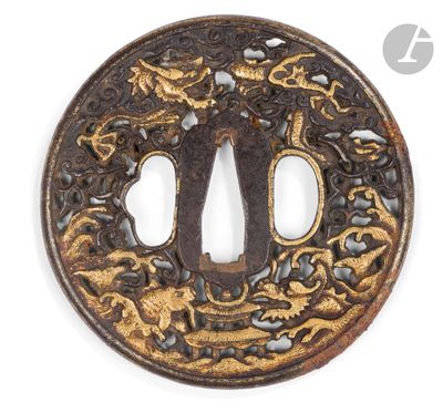 un gros plan d'une tsuba ronde en fer ornée d'un dragon
