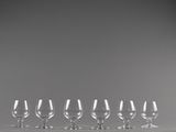 six verres à vin vides alignés sur une table