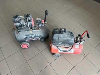 deux compresseurs d'air posés au sol l'un à côté de l'autre