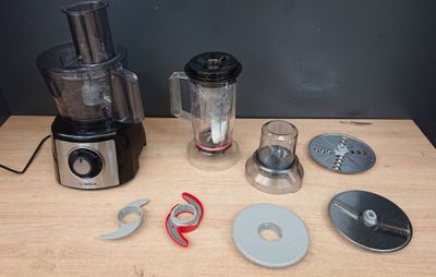 un mixeur, un mixeur et d'autres ustensiles de cuisine posés sur une table