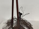 une sculpture représentant une paire de ciseaux posée sur une table