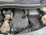 une photo d'un moteur de voiture avec le capot ouvert
