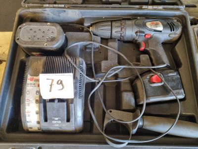 une photo d'une boîte à outils contenant des outils, posée sur une table