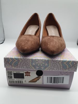 une paire de chaussures marron posée sur une boîte